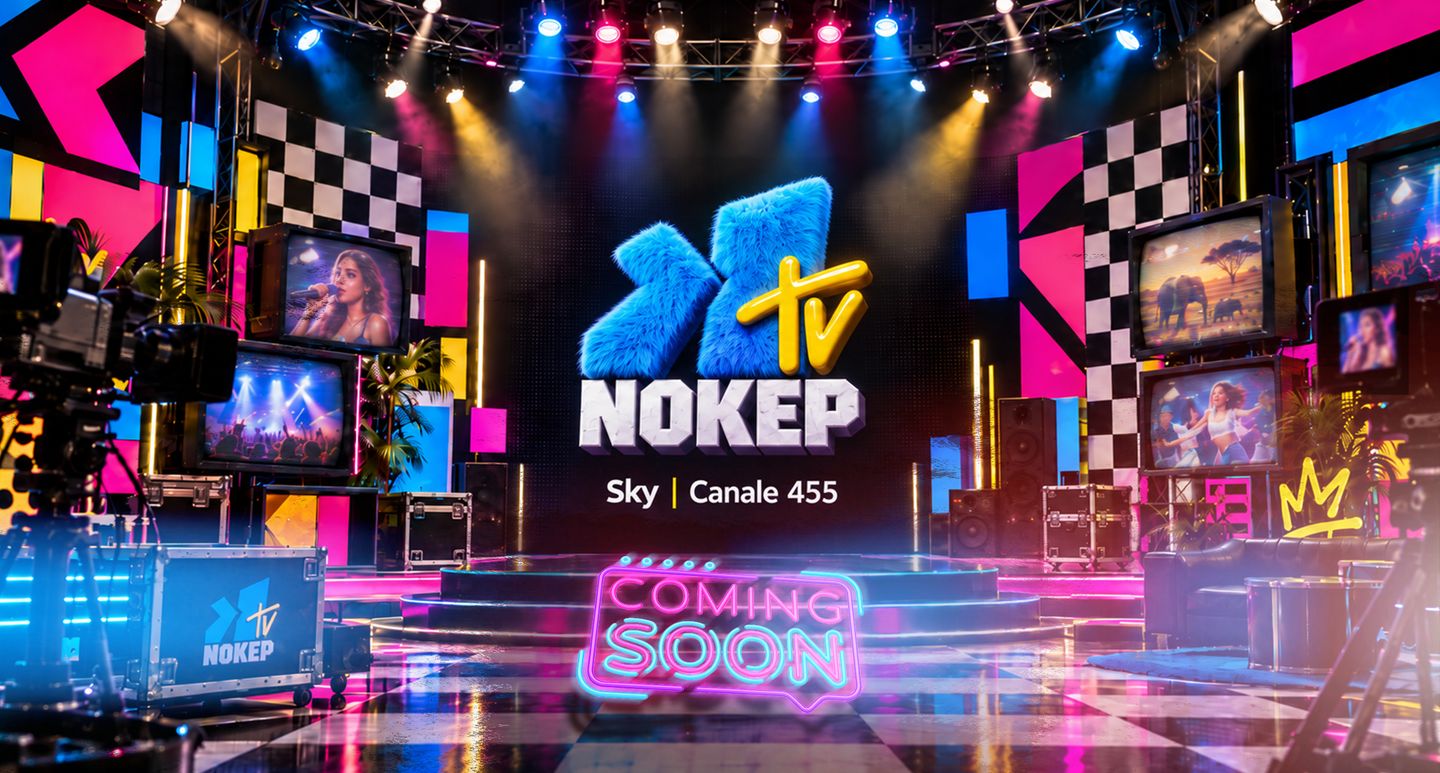 Studio televisivo NokepTV con il logo, la scritta luminosa Coming soon e Sky Canale 455